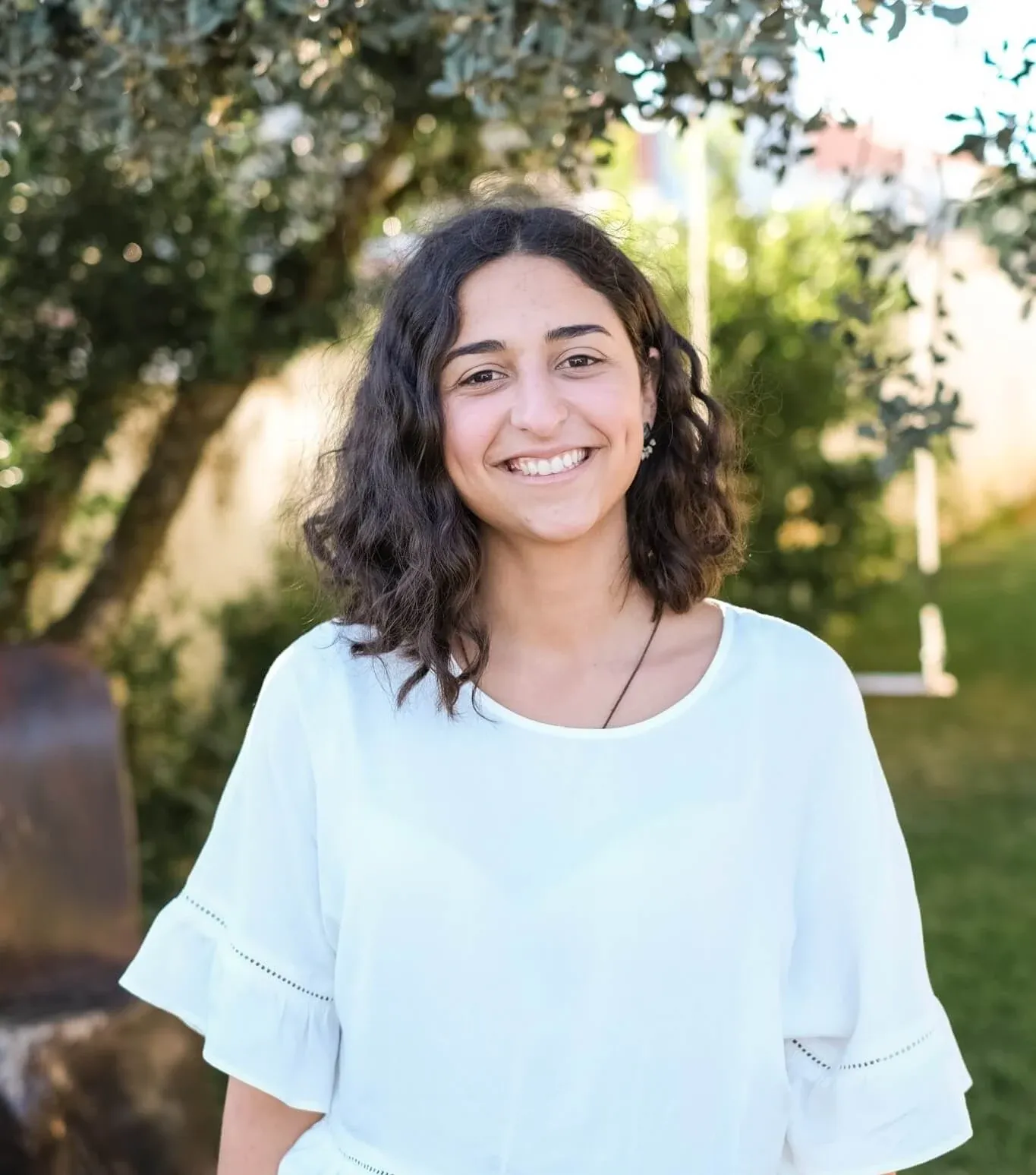 Ana Maria, fotógrafa, num jardim