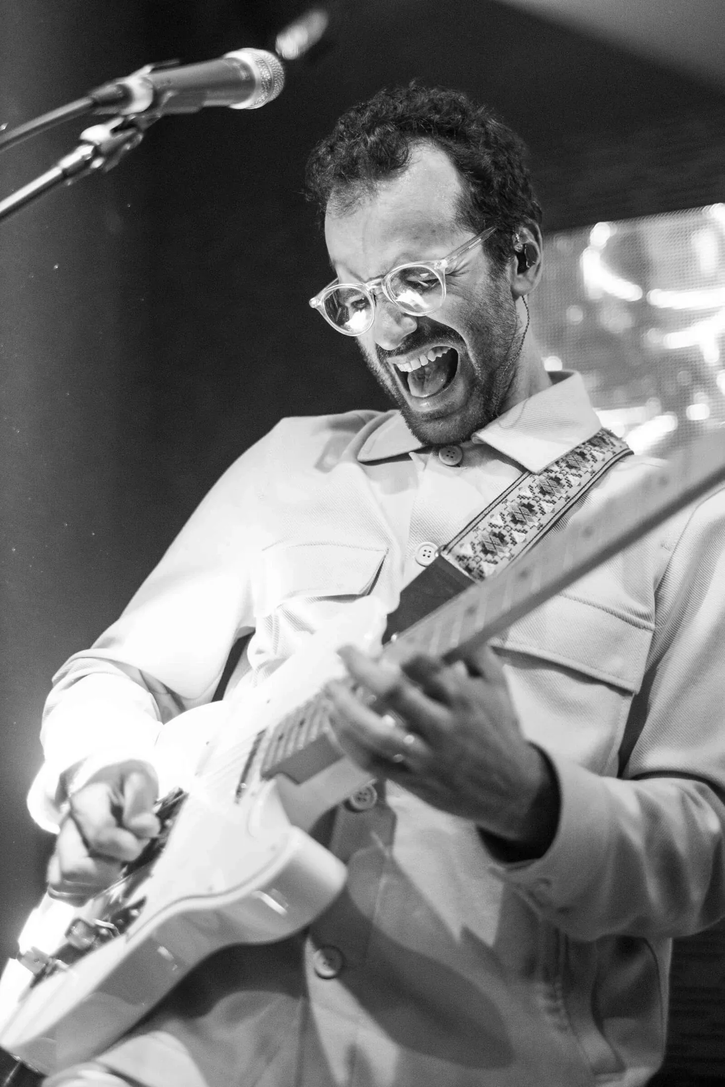 Guitarrista em palco, fotografado a preto e branco