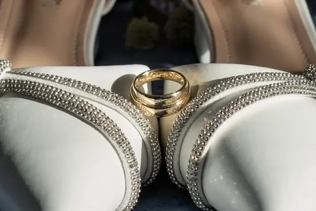Alianças de casamento sobre um vestido